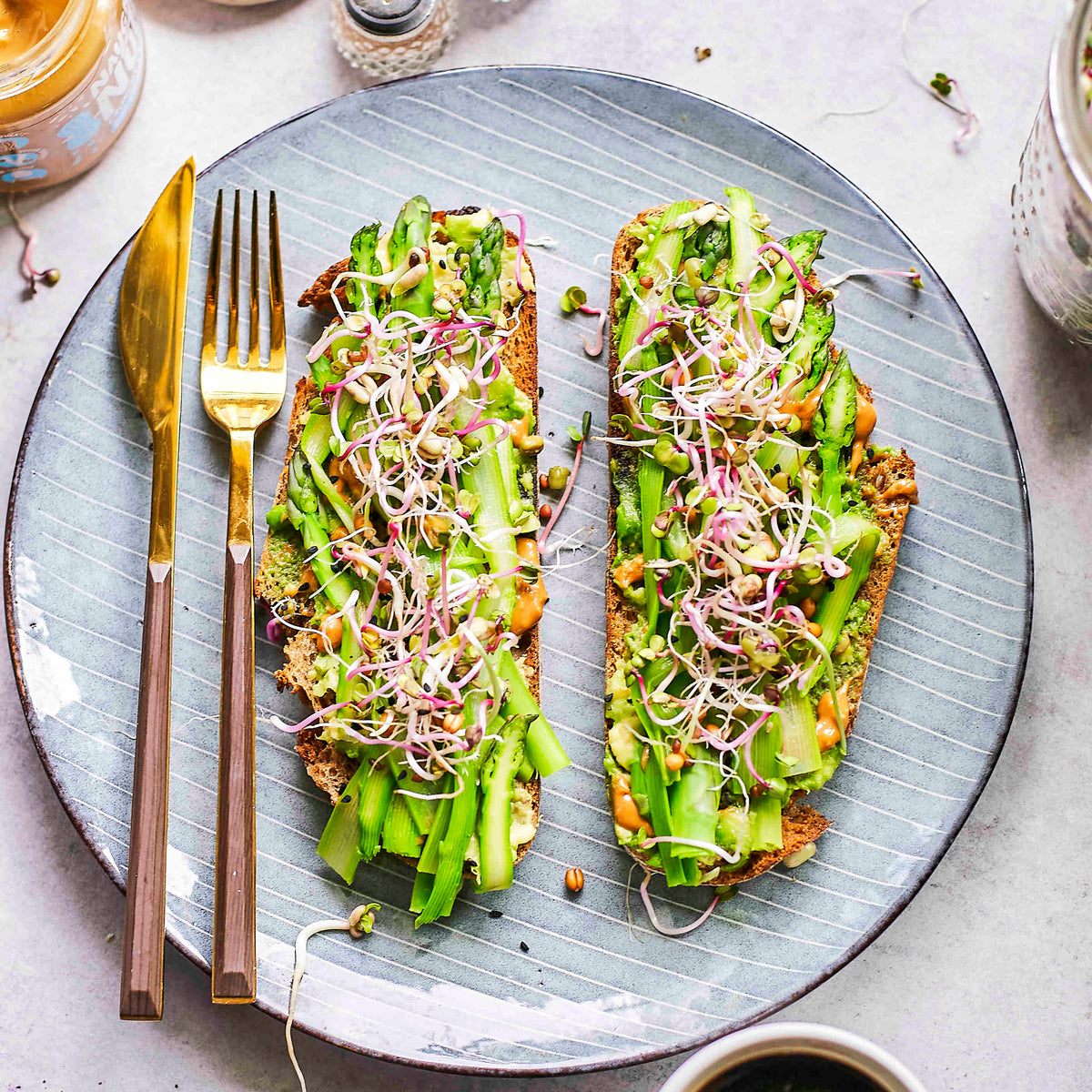 Spargel-Avocado-Stulle