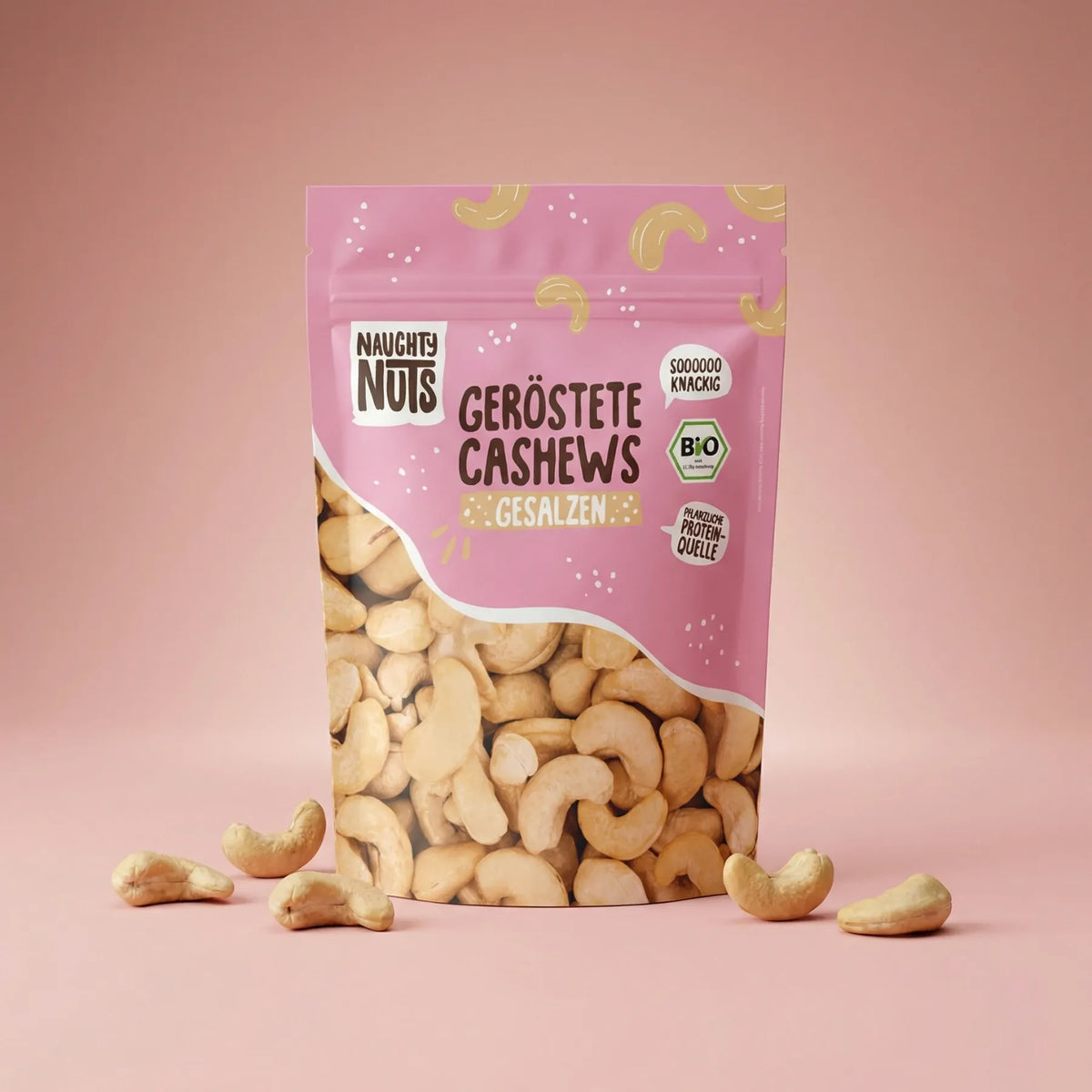Geröstete Cashews gesalzen in rosa Verpackung mit Naughty Nuts Logo und Bio-Siegel - AI-generated