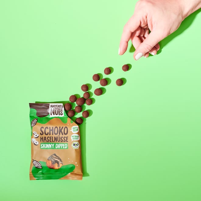 Naughty Nuts Nüsse mit Schokoladenüberzug Bio Schoko-Haselnüsse (skinny dipped) - 10er Box