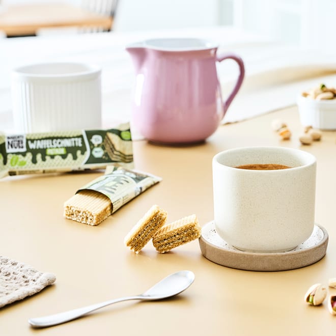 Bio Waffelschnitte Pistazie mit Kaffee und Pistazien auf einem Tisch