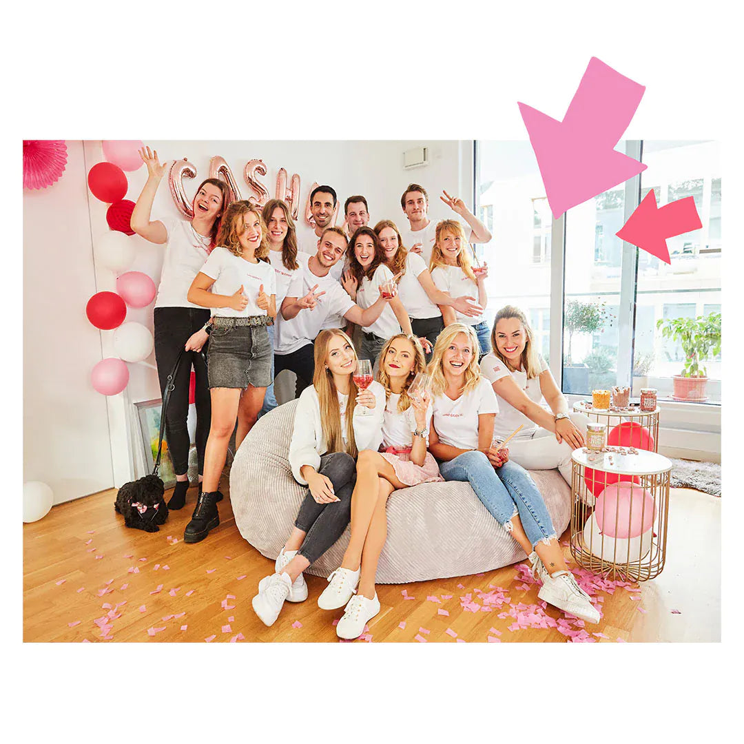 Gruppe von Freunden feiert mit Ballons und Konfetti