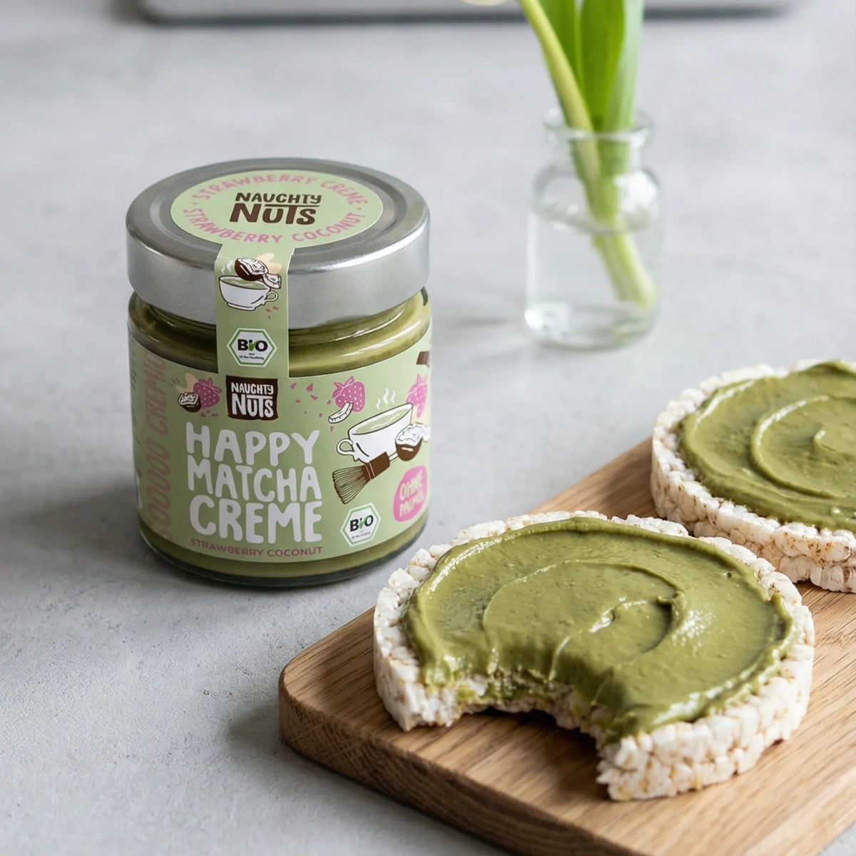 Happy Matcha Creme im Glas und auf Reiswaffeln