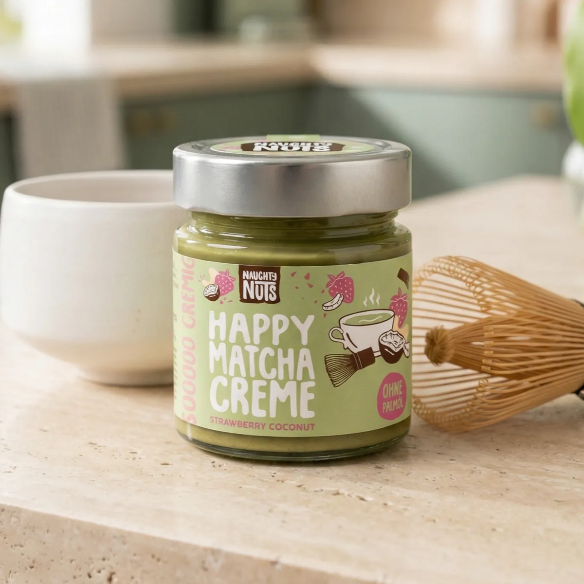 Naughty Nuts Happy Matcha Creme Erdbeer Kokos im Glas mit Matcha-Besen und Schale