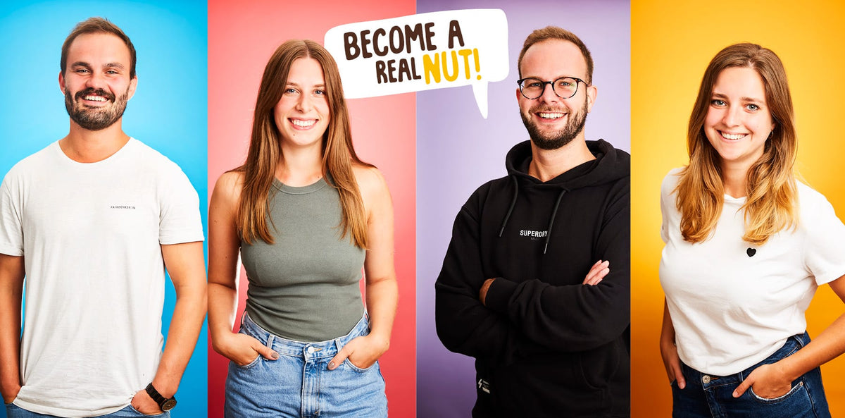 Vier junge Leute lächeln in die Kamera, mit einer Sprechblase Become a Real Nut