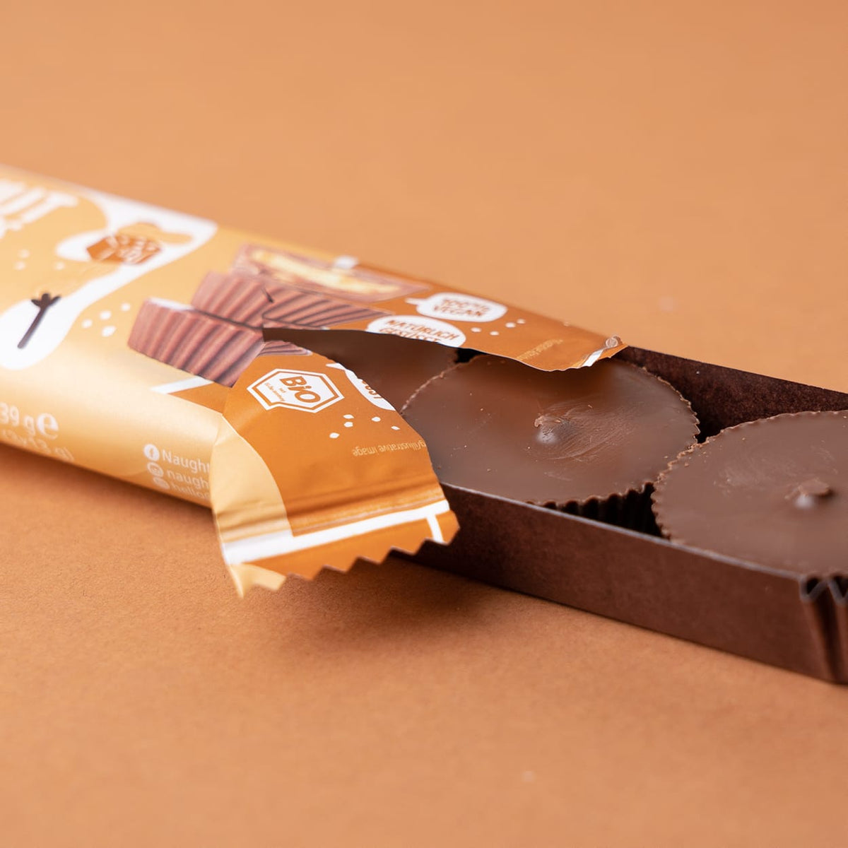 Bio Peanut Butter Cups Salted Caramel in offener Verpackung
