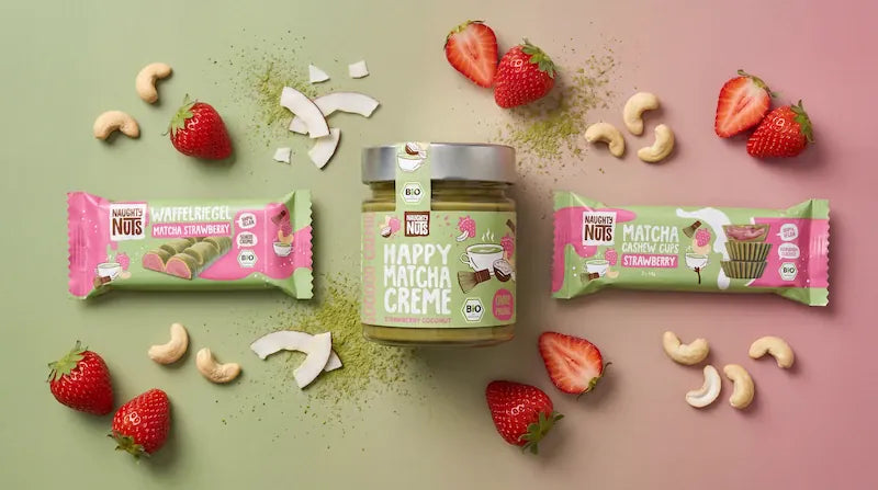 Naughty Nuts Happy Matcha Creme, Waffelriegel und Cashew Cups mit Erdbeeren, Cashews und Kokosflocken