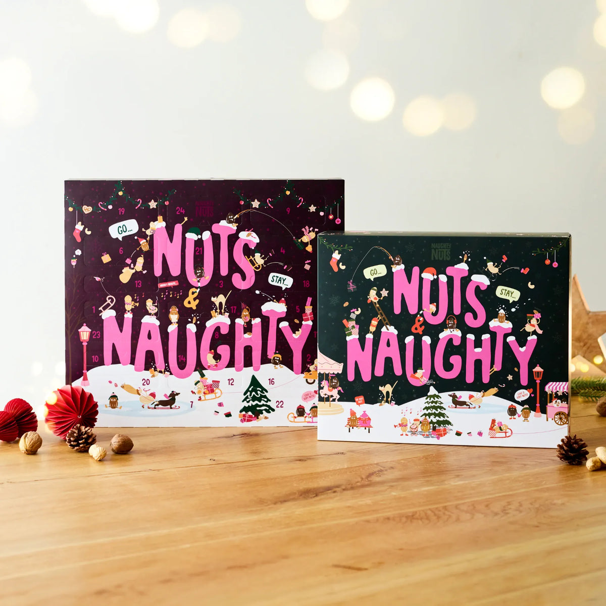 Adventskalender Bundle Classic und Deluxe 2026 mit weihnachtlichen Motiven auf Holztisch